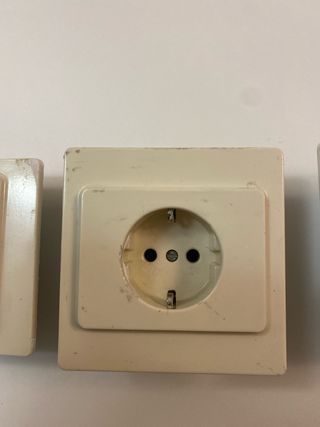 Lote 3 enchufes y 1 interruptor