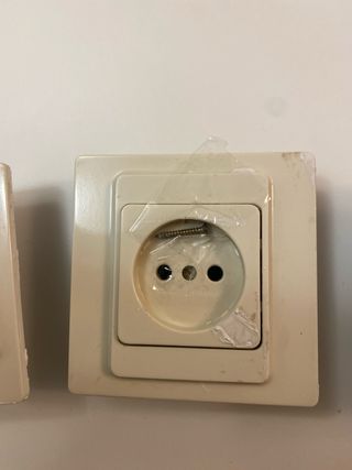 Lote 3 enchufes y 1 interruptor