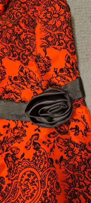 Vestido rojo con estampado floral negro