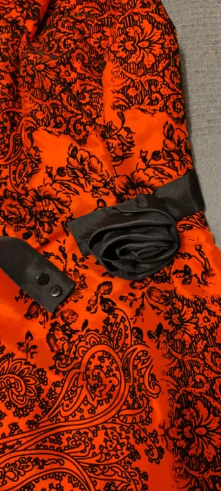 Vestido rojo con estampado floral negro