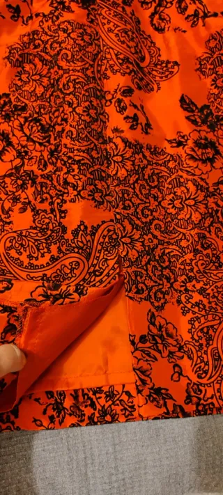 Vestido rojo con estampado floral negro