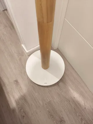 Perchero de madera y metal blanco