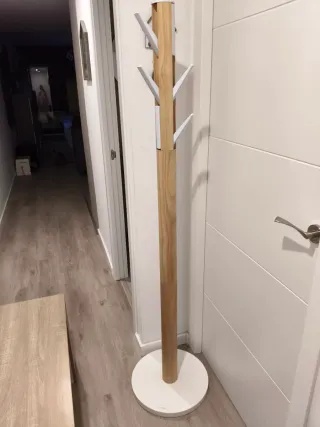Perchero de madera y metal blanco