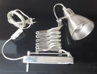 Antiguo flexo extensible metal plateado