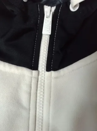 Sudadera Nike con cremallera y logo