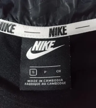 Sudadera Nike con cremallera y logo