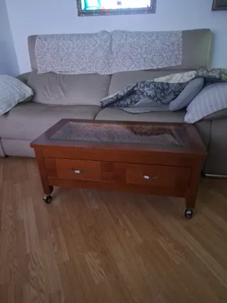 Mesa de centro de madera y cristal.