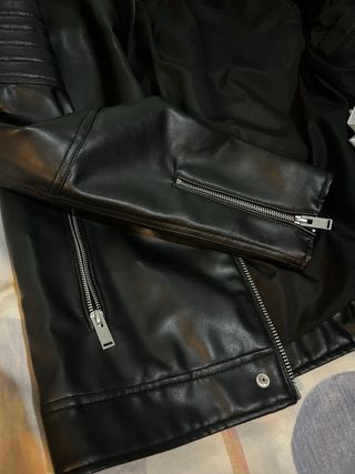 Cazadora efecto piel Zara