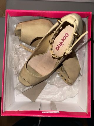 Zapatos de tacón beige con tachuelas