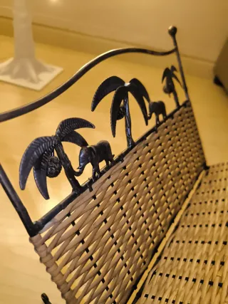 Revistero plegable metal y mimbre con palmeras