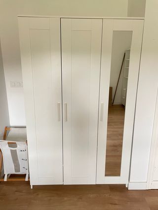 Armario ropero blanco con espejo