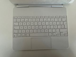 iPad Air M3 13 256GB Viola con Magic Keyboard M3 Bianco