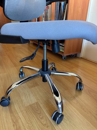 Silla de escritorio ergonómica gris