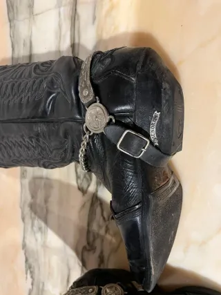 Botas camperas negras con cadena