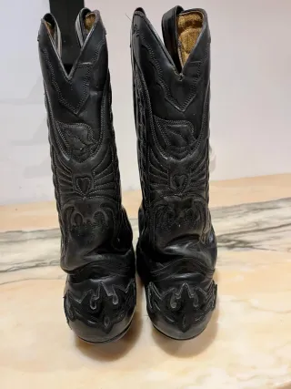 Botas camperas negras con cadena