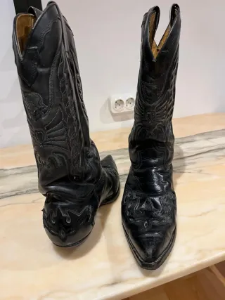 Botas camperas negras con cadena