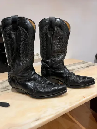 Botas camperas negras con cadena