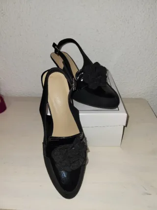 Zapatos Negros Charol y Ante con Flor