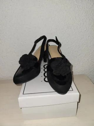 Zapatos Negros Charol y Ante con Flor