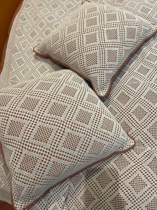 Gran colcha crochet forrada. Conjunto 2 cojines