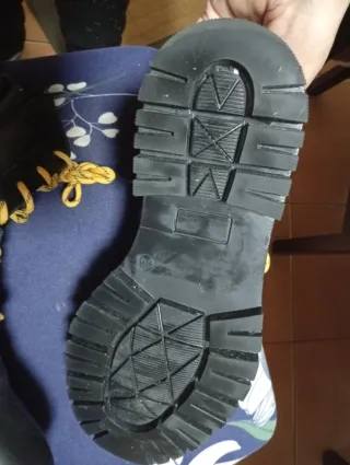 Botas negras hombre con cordones amarills y cremal