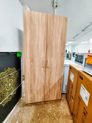 Zapatero de madera con estantes
