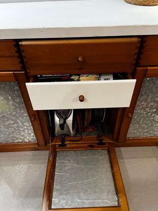 Mueble de madera maciza con puertas de cristal.