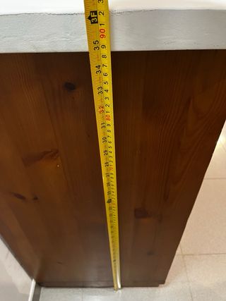 Mueble de madera maciza con puertas de cristal.