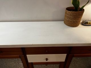 Mueble de madera maciza con puertas de cristal.