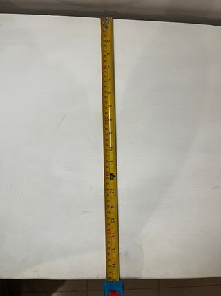 Mueble de madera maciza con puertas de cristal.