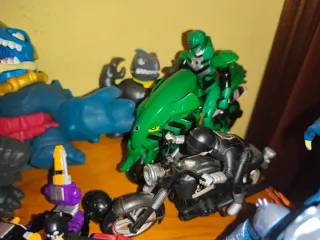 Lote di varie figure e giocattoli