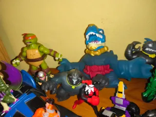 Lote di varie figure e giocattoli