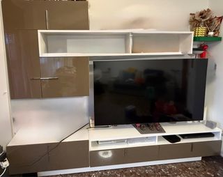 Mueble TV blanco puertas gris brillo