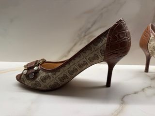 Tacones Guess Beige y Marrón