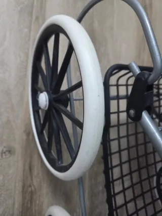 Carrito de muñecas azul con lunares blancos