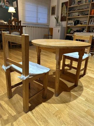 Mesa redonda y 2 sillas para niños