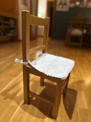 Mesa redonda y 2 sillas para niños