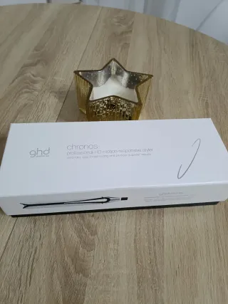 Plancha GHD Chronos Plata y Blanca.