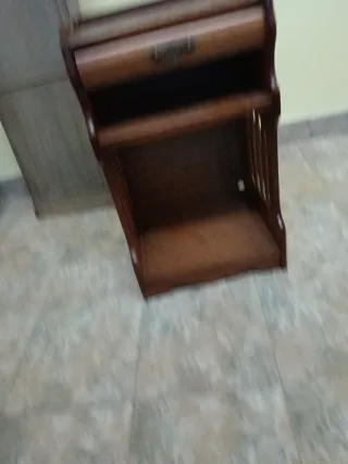 Mesita de diseño de madera