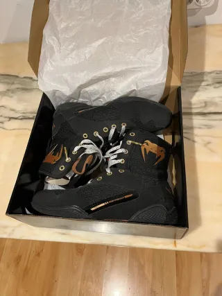 Botas Boxeo Venum Negras y Doradas .