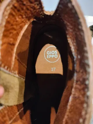 Botines de piel con tachuelas