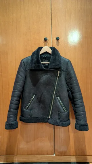 Chaqueta efecto piel vuelta negra