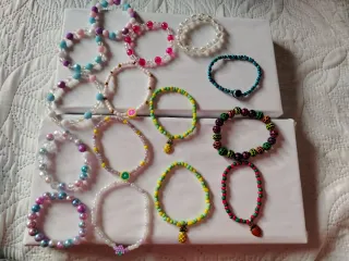 Lote de pulseras hechas a mano