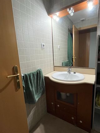 Mueble de baño completo con espejo i grifo.