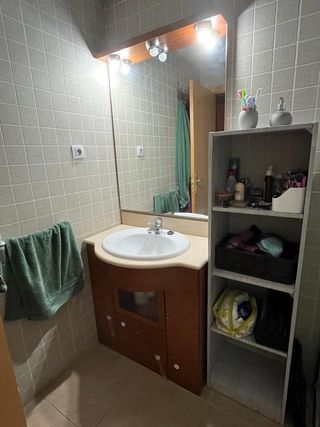 Mueble de baño completo con espejo i grifo.
