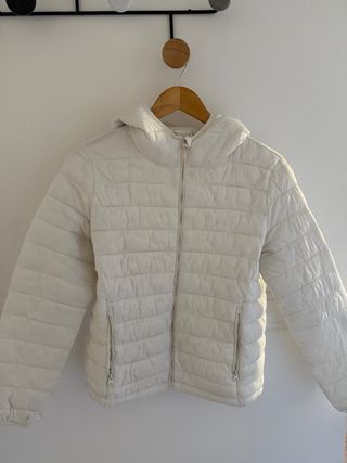 Chaqueta acolchada blanca con capucha