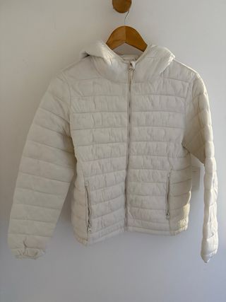 Chaqueta acolchada blanca con capucha
