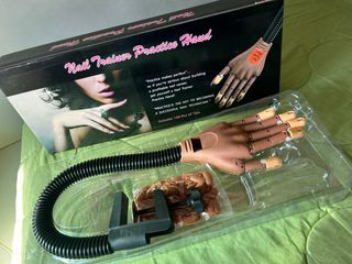 Mano de práctica para uñas