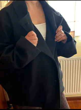 Abrigo negro oversize corto mujer