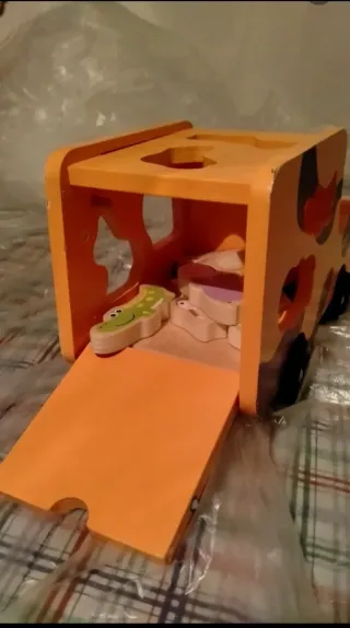 Camión de safari de madera con figuras